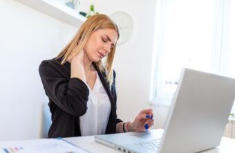 10 simptome fizice ale stresului – cum îți vorbește corpul tău?