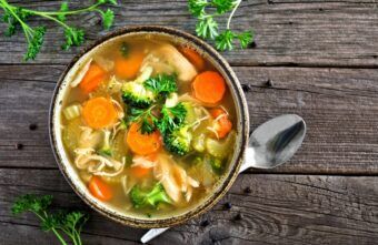 Ce beneficii au supele de legume în dietele de slăbit