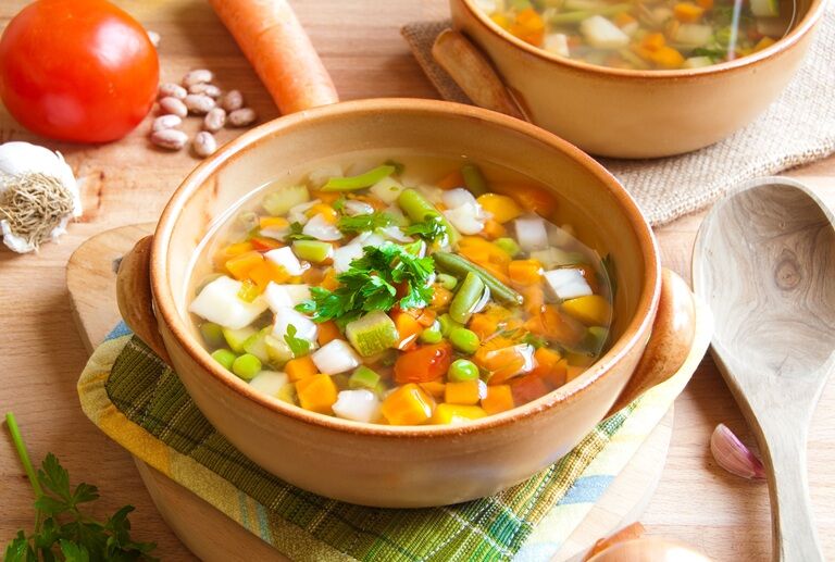 Ce beneficii au supele de legume în dietele de slăbit
