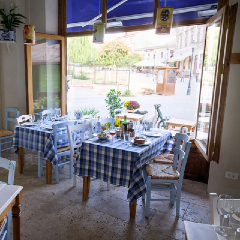 Gusturi grecesti autentice la Meze Taverna din Centrul Vechi