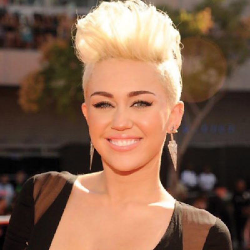 Miley Cyrus, celebra, controversata si suspecta de anorexie