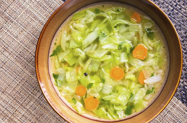 Supă de varză – rețeta pentru slăbit, gata în 30 de minute!