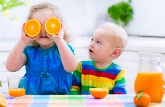Invata-ti copiii sa adore fructele si legumele: metode demonstrate