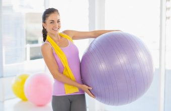 Top exerciții cu fit ball care te vor ajuta să slăbești