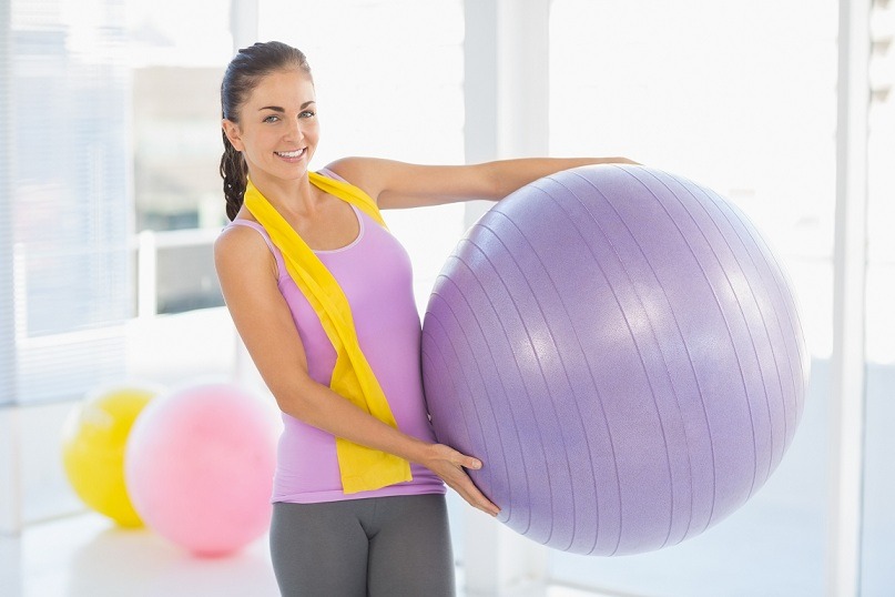 Top exerciții cu fit ball care te vor ajuta să slăbești