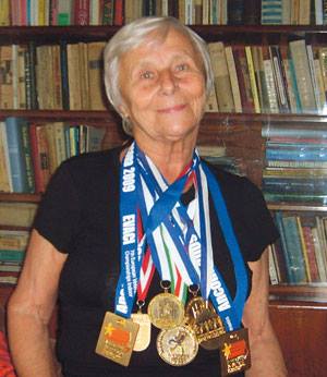 Nou record mondial. O romanca de 90 de ani a castigat medalia de aur la mars sportiv