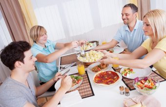Masa in familie – beneficiile acestui obicei practicat zilnic