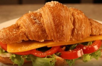 Croissandwich cu jambon si branza cheddar