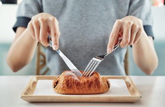 7 obiceiuri alimentare nesănătoase care îți dau viața peste cap