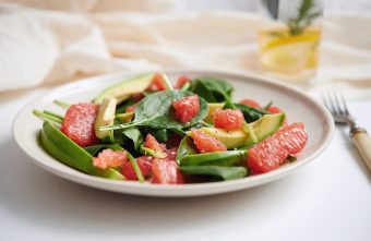 Salată de avocado și grapefruit