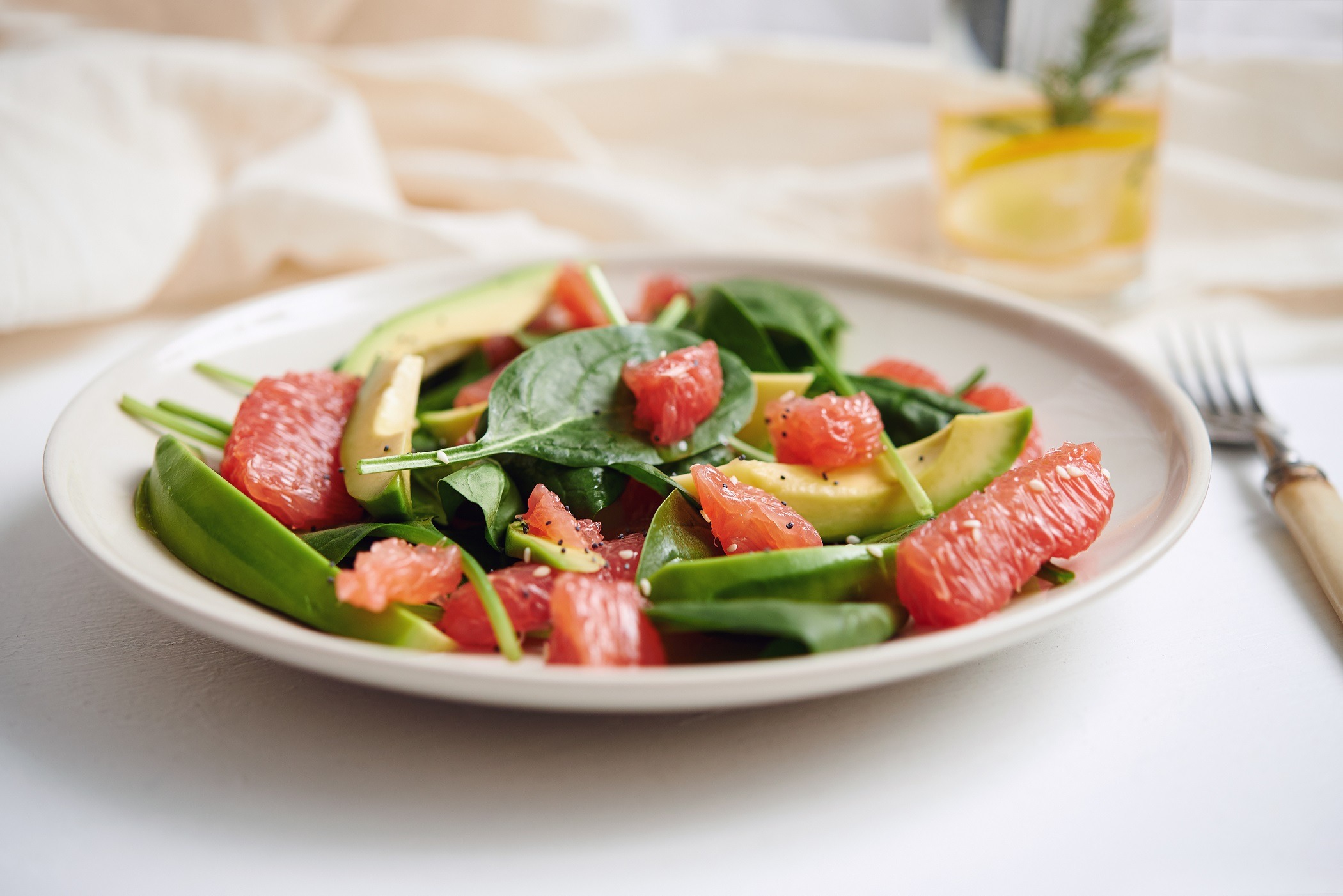 Salată de avocado și grapefruit