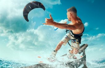 Kitesurfing, sport, distracție și adrenalină la Marea Neagra