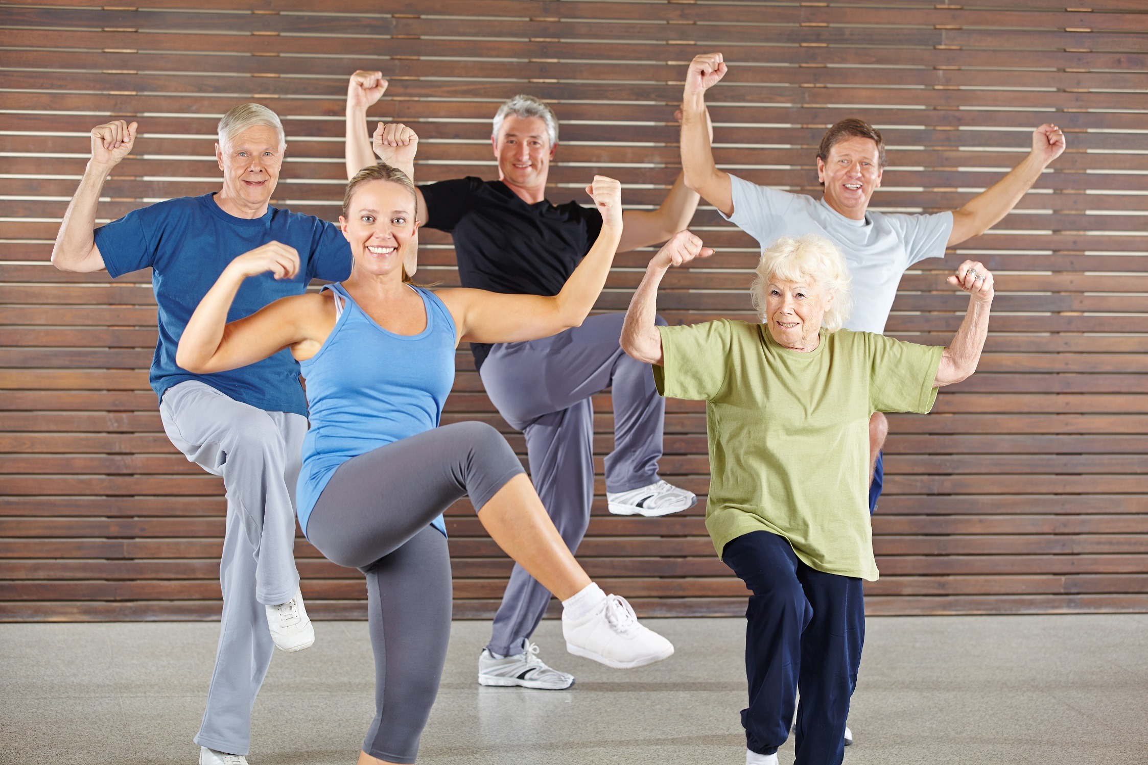 Двигательная активность взрослых. Спортивные люди. Физкультура для пожилых. Физкультура для пенсионеров. Занятия для пожилых.