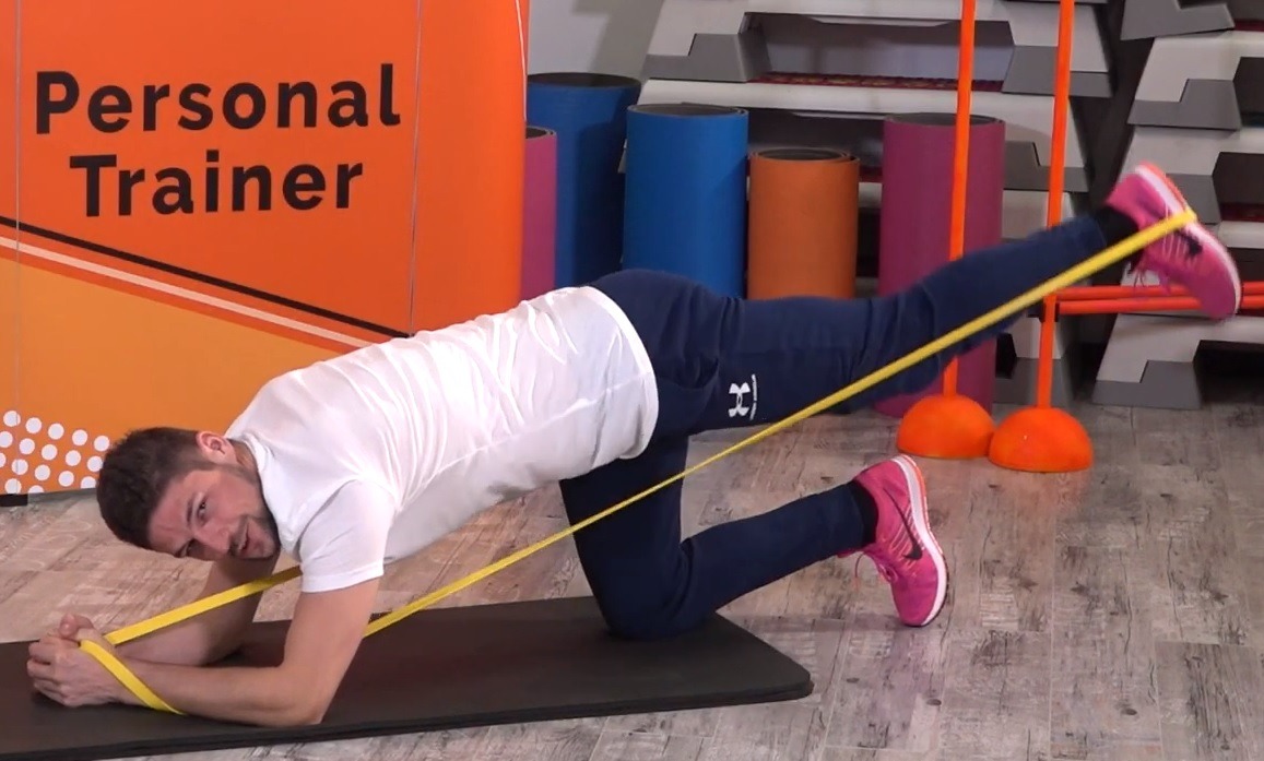 Personal Trainer: Exercițiu pentru fesieri cu banda elastică