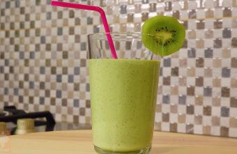 Smoothie cu baby spanac, kiwi, banană, lapte dulce și iaurt