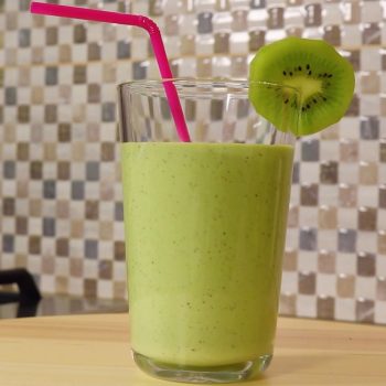 Smoothie cu baby spanac, kiwi, banană, lapte dulce și iaurt