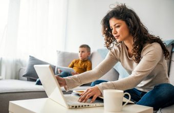 Multe gustări, puțin sport… Cum să nu iei (prea mult) în greutate pe perioada pandemiei?