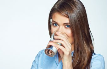 Câtă apă trebuie să bei în fiecare zi și cum te ajută la slăbit
