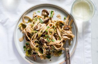 Bunătăți ușor de gătit: paste Fettuccine cu ciuperci și varză de Bruxelles