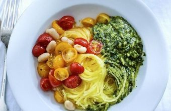Cină dietetică și sățioasă: Spaghete de dovlecei cu roșii coapte, fasole și sos pesto