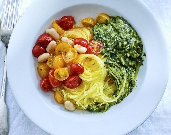 Cină dietetică și sățioasă: Spaghete de dovlecei cu roșii coapte, fasole și sos pesto