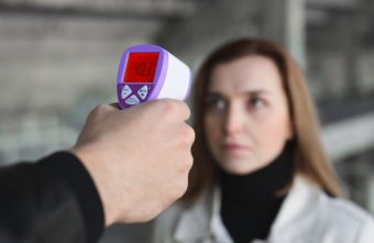 Medic medicină internă: „Lipsa febrei nu înseamnă neapărat lipsa infecției în organism”