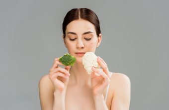 Alimentația și acneea – dermatologul ne spune care sunt legăturile