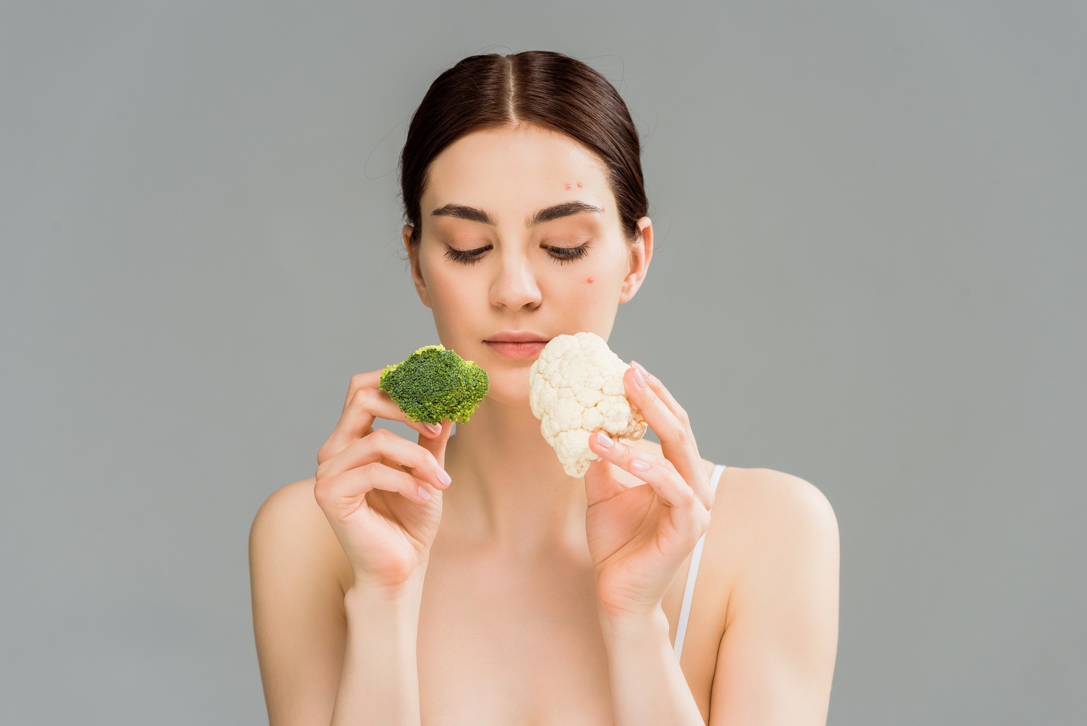 Alimentația și acneea – dermatologul ne spune care sunt legăturile