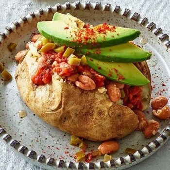 Idei de rețete pentru cină: cartofi copți umpluți cu fasole și salsa (cină sub 350 de calorii)