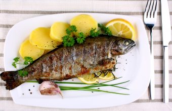 Păstrăv cu lămâie și legume