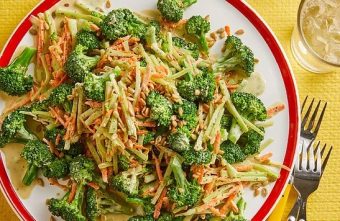 Salată de broccoli cu morcovi și semințe de floarea-soarelui