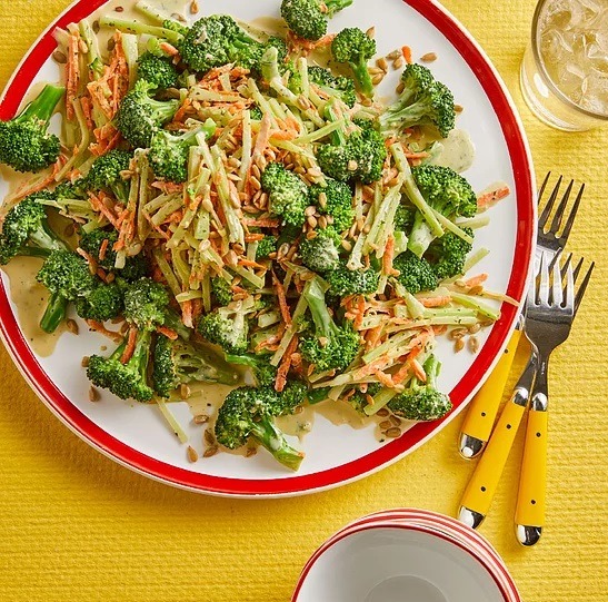 Salată de broccoli cu morcovi și semințe de floarea-soarelui