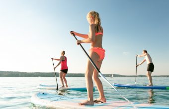 Stand Up Paddle, cel mai popular sport nautic al momentului. Motive să-l încerci și tu