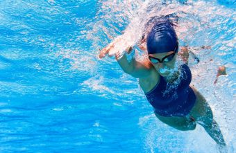Înotul și scăderea în greutate – sfaturi utile