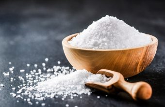 Cum să reduci consumul de sare: sfaturi utile de pus în aplicare