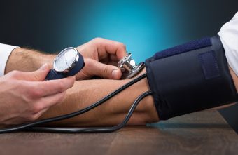 Înainte sau după 45 de ani? Când e mai grav diagnosticul de hipertensiune?