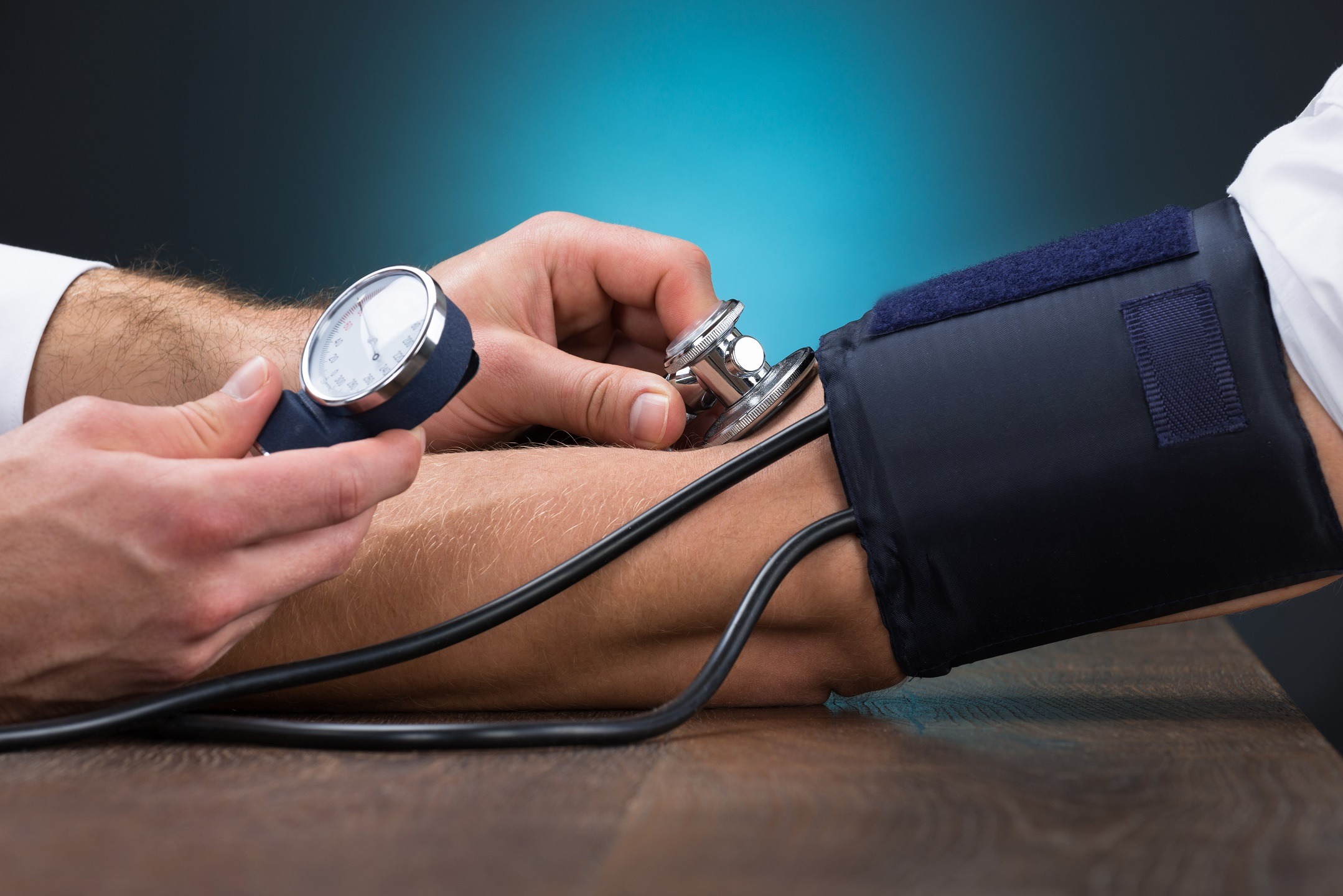 Înainte sau după 45 de ani? Când e mai grav diagnosticul de hipertensiune?