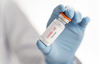 Persoanele care n-au avut COVID-19 dezvoltă post-rapel mai puțini anticorpi decât cele care au trecut prin infecție și au făcut doar prima doză de vaccin
