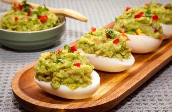 Mic dejun – ouă umplute cu avocado