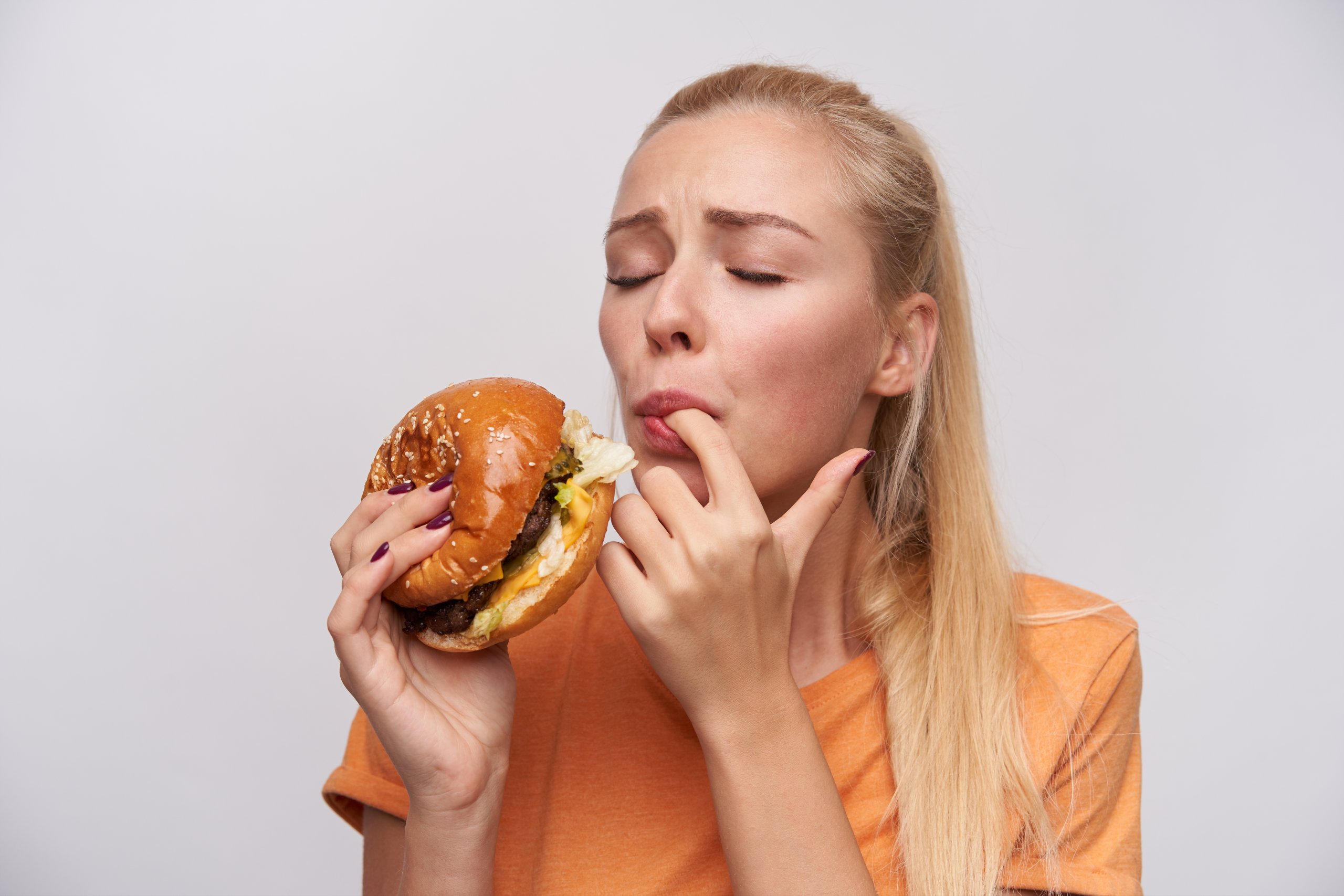 Psiholog: „Emoțiile negative întrețin dependența alimentară și mâncatul compulsiv”