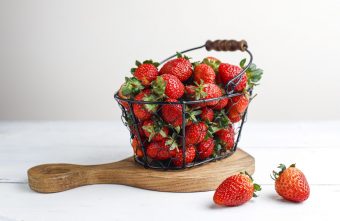 Rețete rapide și savuroase cu căpșune sub 400 de calorii