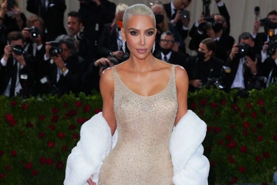 Cât a slăbit starleta Kim Kardashian ca să încapă în rochia iconică a lui Marilyn Monroe