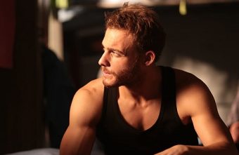 Kerem Bürsin, protagonistul telenovelei turcești „Dragostea plutește în aer” – cum se menține în formă actorul turc