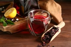 Ceaiul de hibiscus – proprietăți terapeutice și beneficii