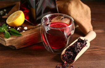 Ceaiul de hibiscus – proprietăți terapeutice și beneficii