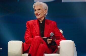 Toată lumea îl știe pe Elon Musk, dar nu mulți știu cine e mama sa. Maye Musk arată fără cusur la 75 de ani