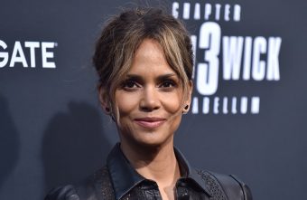 Halle Berry, protagonista din Catwoman arată ca la 30 de ani deși se apropie de 60