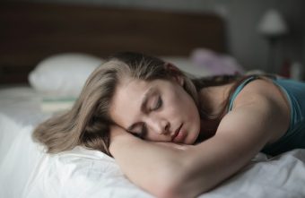 Somnul profund noaptea îmbunătățește controlul glicemiei a doua zi