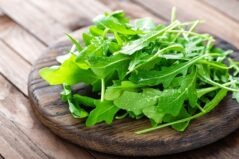 Beneficiile consumului de rucola, o plantă plină de vitamine și minerale esențiale