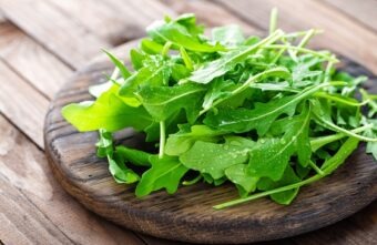 Beneficiile consumului de rucola, o plantă plină de vitamine și minerale esențiale